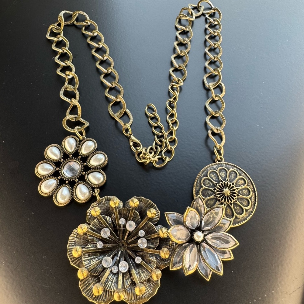 Elegant Gold Floral Necklace